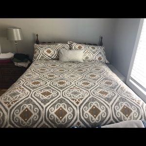 Queen quilt with matching shams and dec. pillow